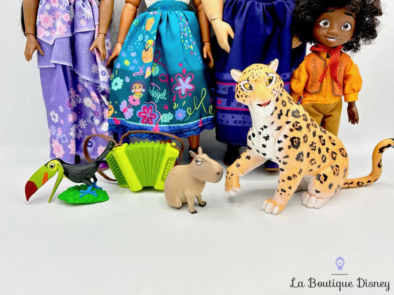 Assortiment De Poupées De Luxe Encanto Disney Store 2021 Deluxe Doll Set Mirabel Luisa Isabela Antonio 4 Assortiment De Poupées De Luxe Encanto Disney Store 2021 Deluxe Doll Set Mirabel Luisa Isabela Antonio – Image 2