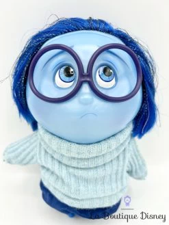 Figurine Tristesse Vice Versa Disney Store Poupée Parlante De Luxe Sadness Interactive Plastique Bleu 6 Figurine Tristesse Vice Versa Disney Store Poupée Parlante De Luxe Sadness Interactive Plastique Bleu -Poupées Soldes figurine parlante tristesse vice versa disney store deluxe lumineuse 1