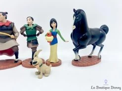 Figurines Mulan Playset Disney Store 2019 Disney Princess Li Shang Petit Frère Khan -Poupées Soldes figurines playset mulan disney store li shang petit frere khan 2