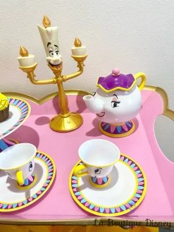 Jouet Chariot à Thé Chantant Be Our Guest La Belle Et La Bête Disney Store Lumière Samovar Dinette 8 Jouet Chariot à Thé Chantant Be Our Guest La Belle Et La Bête Disney Store Lumière Samovar Dinette -Poupées Soldes jouet service a the chariot la belle et la bete disney store tasses lumiere gateaux plastique 3