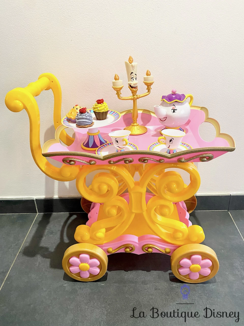 Jouet Chariot à Thé Chantant Be Our Guest La Belle Et La Bête Disney Store Lumière Samovar Dinette 3 Jouet Chariot à Thé Chantant Be Our Guest La Belle Et La Bête Disney Store Lumière Samovar Dinette