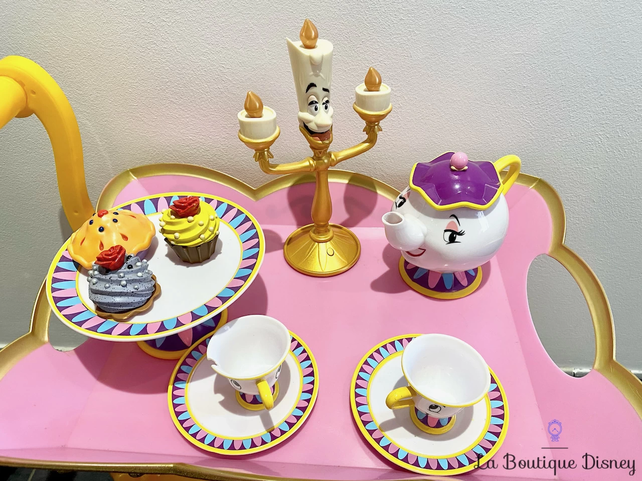 Jouet Chariot à Thé Chantant Be Our Guest La Belle Et La Bête Disney Store Lumière Samovar Dinette 6 Jouet Chariot à Thé Chantant Be Our Guest La Belle Et La Bête Disney Store Lumière Samovar Dinette – Image 4
