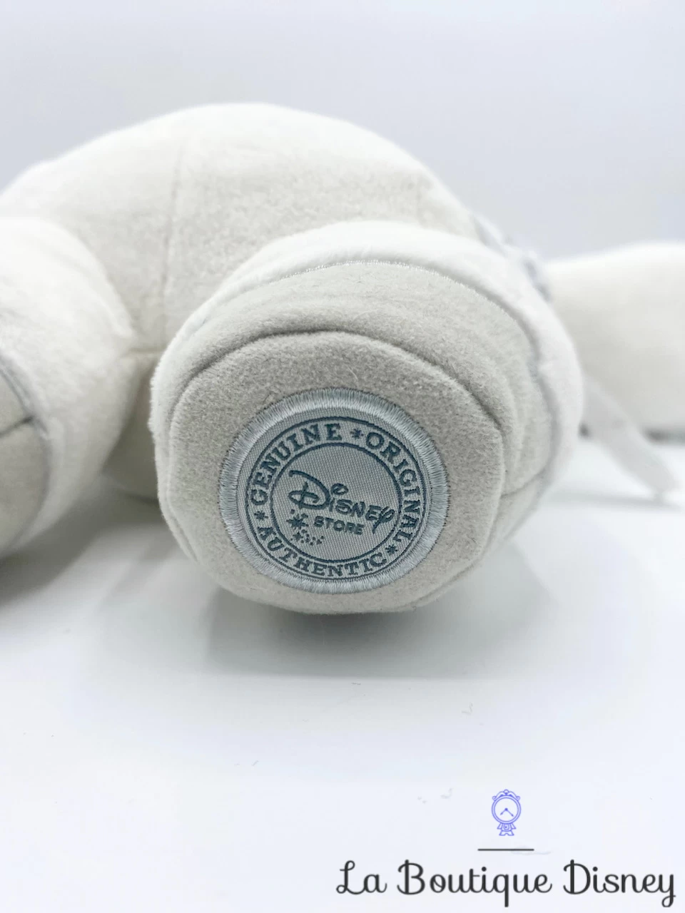 Peluche Baymax Les Nouveaux Héros Disney Store Robot Blanc 45 Cm 6 Peluche Baymax Les Nouveaux Héros Disney Store Robot Blanc 45 Cm – Image 4