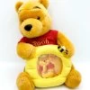 Peluche Cadre Winnie L'ourson Abeille Disney Store Photo Jaune 25 Cm 2 Peluche Cadre Winnie L'ourson Abeille Disney Store Photo Jaune 25 Cm -Poupées Soldes peluche cadre winnie ourson disney store abeille photo 0