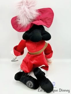 Peluche Capitaine Crochet Disney Store 2012 Peter Pan Poupée Chiffon écusson 53 Cm -Poupées Soldes peluche capitaine crochet disney store peter pan rouge ecusson 2