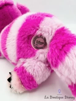 Peluche Chat Cheshire Disney Store 2010 Alice Au Pays Des Merveilles Chat Rose Rayures écusson -Poupées Soldes peluche chat cheshire disney store ecusson chat rose rayures alice au pays des merveilles 0