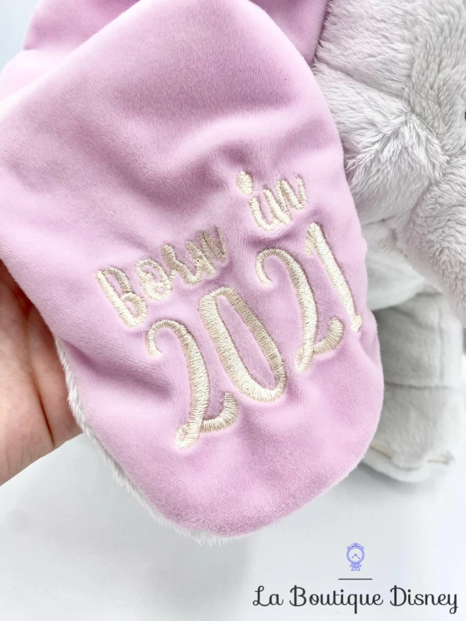 Peluche Dumbo Bébé Born In 2021 Disney Babies Disney Store éléphant Gris 27 Cm 5 Peluche Dumbo Bébé Born In 2021 Disney Babies Disney Store éléphant Gris 27 Cm – Image 3