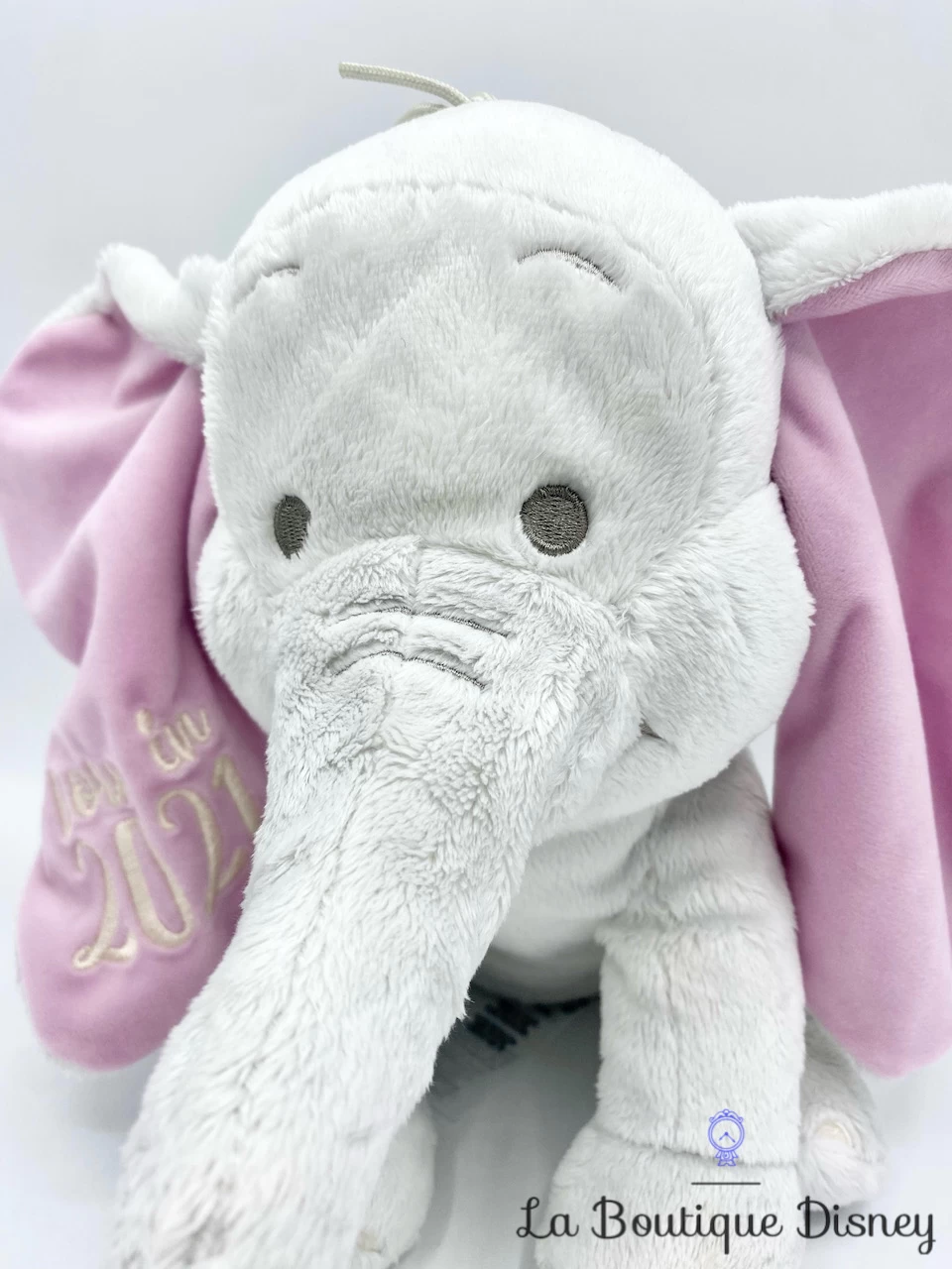 Peluche Dumbo Bébé Born In 2021 Disney Babies Disney Store éléphant Gris 27 Cm 4 Peluche Dumbo Bébé Born In 2021 Disney Babies Disney Store éléphant Gris 27 Cm – Image 2