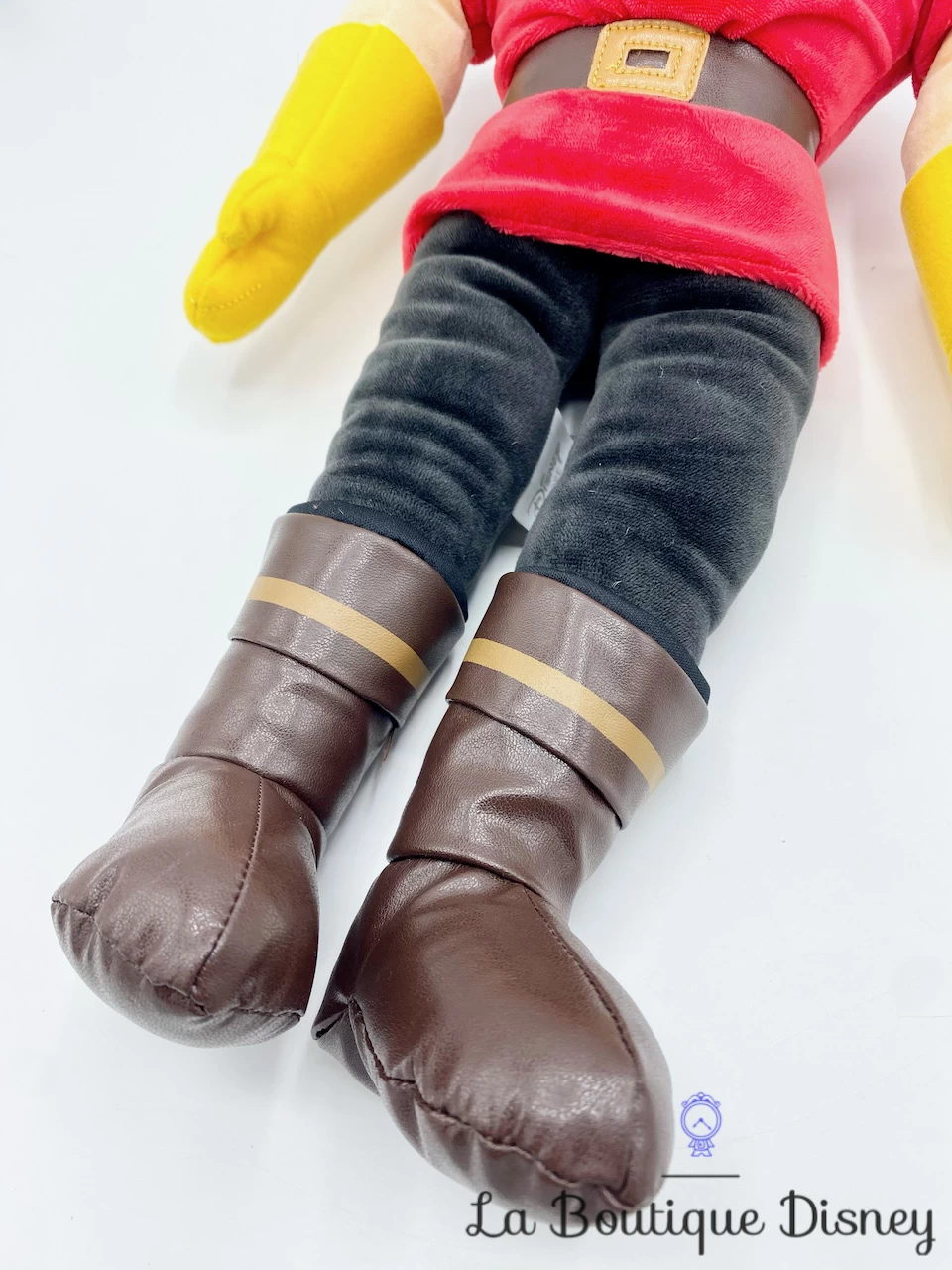 Poupée Chiffon Gaston La Belle Et La Bête Disney Store Garçon Rouge Jaune 53 Cm 5 Poupée Chiffon Gaston La Belle Et La Bête Disney Store Garçon Rouge Jaune 53 Cm – Image 3