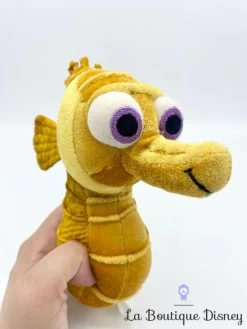 Peluche Hippo Sheldon Le Monde De Némo Disney Store Hippocampe Jaune 24 Cm 10 Peluche Hippo Sheldon Le Monde De Némo Disney Store Hippocampe Jaune 24 Cm -Poupées Soldes peluche hippo sheldon le monde de nemo disney store hippocampe poisson jaune 5
