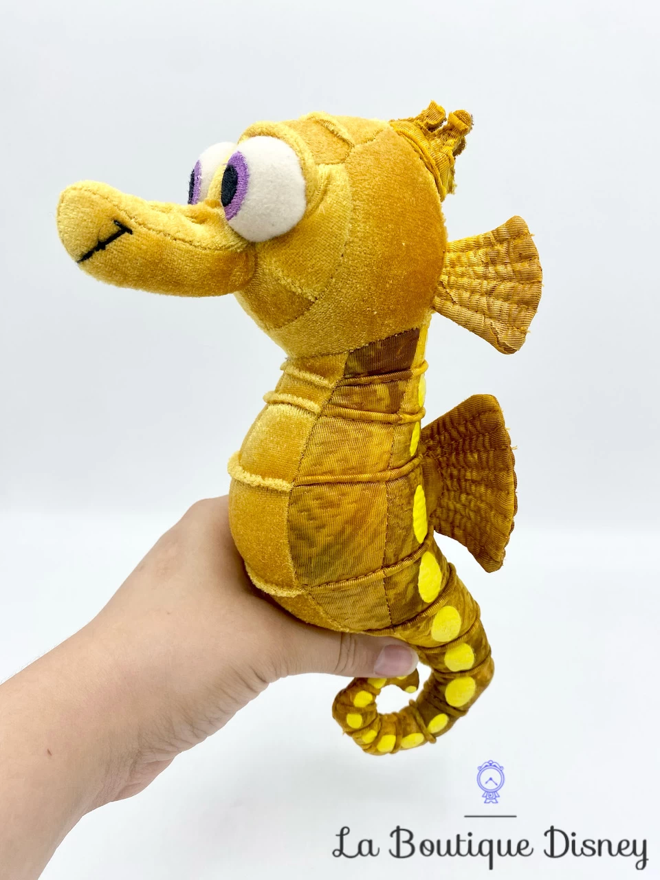 Peluche Hippo Sheldon Le Monde De Némo Disney Store Hippocampe Jaune 24 Cm 4 Peluche Hippo Sheldon Le Monde De Némo Disney Store Hippocampe Jaune 24 Cm – Image 2