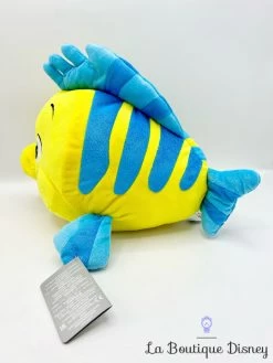 Peluche Polochon La Petite Sirène Disney Store 2023 Poisson Jaune Bleu 38 Cm -Poupées Soldes peluche polochon brillant disney store peluche poisson jaune bleu la petite sirene 3