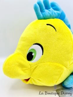 Peluche Polochon La Petite Sirène Disney Store 2023 Poisson Jaune Bleu 38 Cm -Poupées Soldes peluche polochon brillant disney store peluche poisson jaune bleu la petite sirene 4