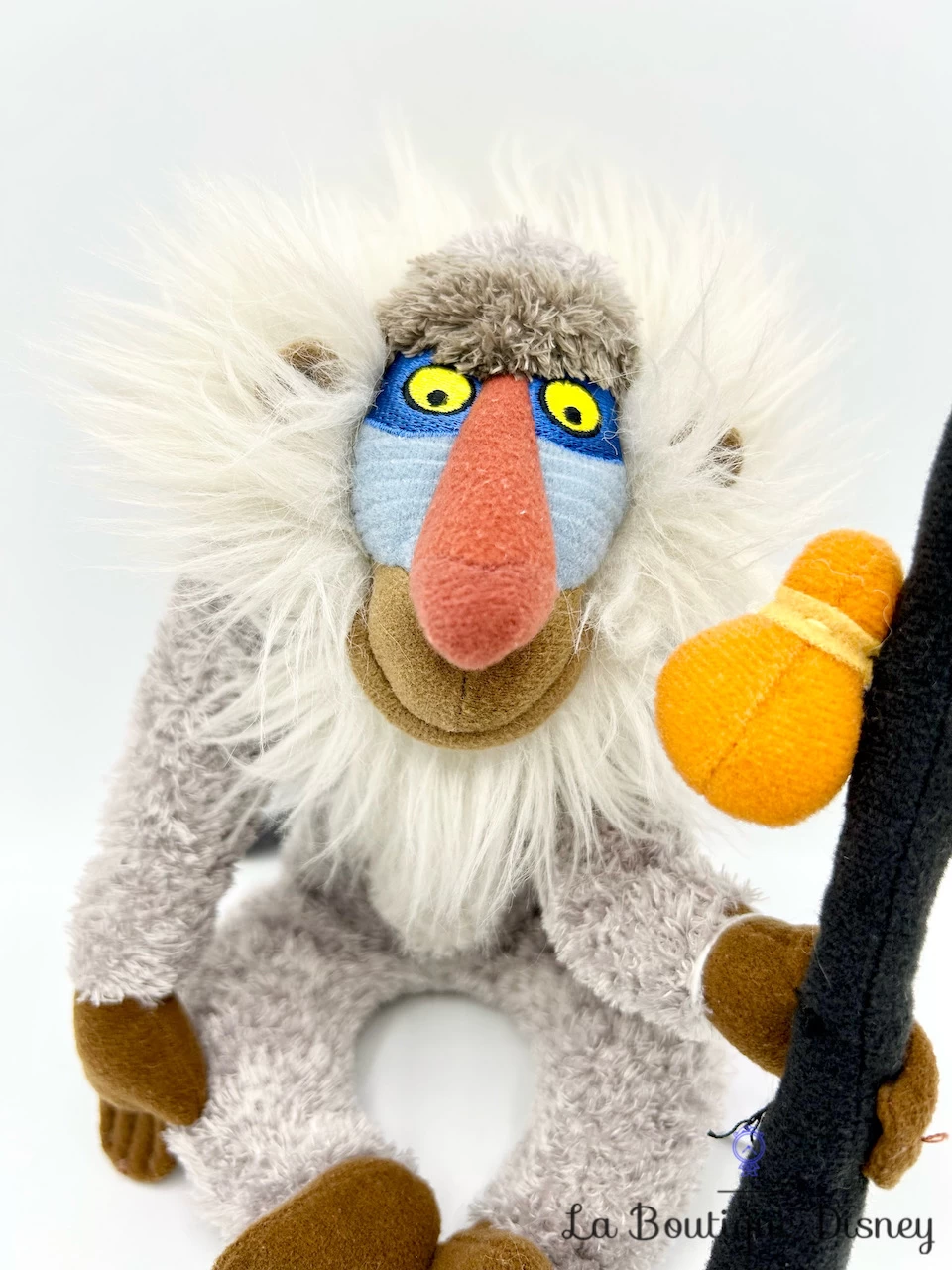 Peluche Rafiki Disney Store Le Roi Lion Singe Gris Bâton 22 Cm 4 Peluche Rafiki Disney Store Le Roi Lion Singe Gris Bâton 22 Cm – Image 2