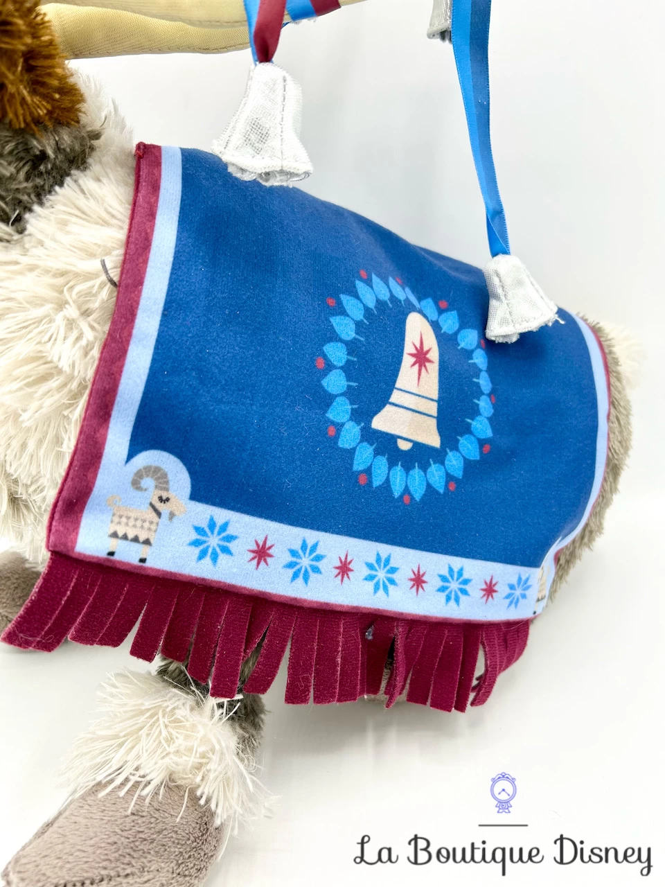 Peluche Sven Joyeuses Fêtes Avec Olaf Disney Store 2017 La Reine Des Neiges Renne Couverture Nordique 40 Cm 5 Peluche Sven Joyeuses Fêtes Avec Olaf Disney Store 2017 La Reine Des Neiges Renne Couverture Nordique 40 Cm – Image 3