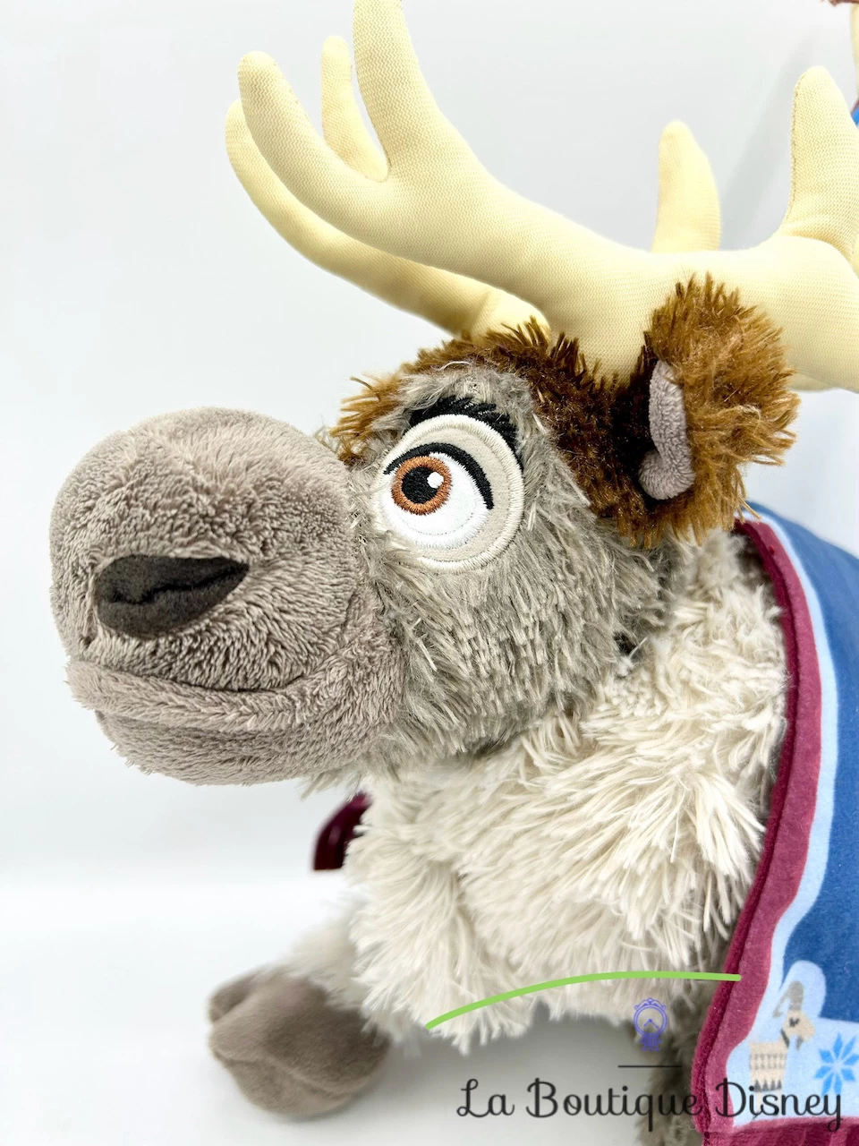 Peluche Sven Joyeuses Fêtes Avec Olaf Disney Store 2017 La Reine Des Neiges Renne Couverture Nordique 40 Cm 4 Peluche Sven Joyeuses Fêtes Avec Olaf Disney Store 2017 La Reine Des Neiges Renne Couverture Nordique 40 Cm – Image 2