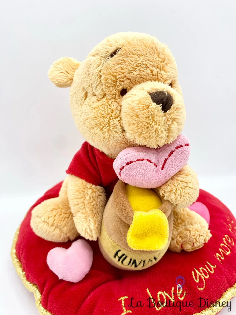 Peluche Winnie Ourson Coeur Rouge Disney Store I Love You More Than Hunny 24 Cm 4 Peluche Winnie Ourson Coeur Rouge Disney Store I Love You More Than Hunny 24 Cm – Image 2