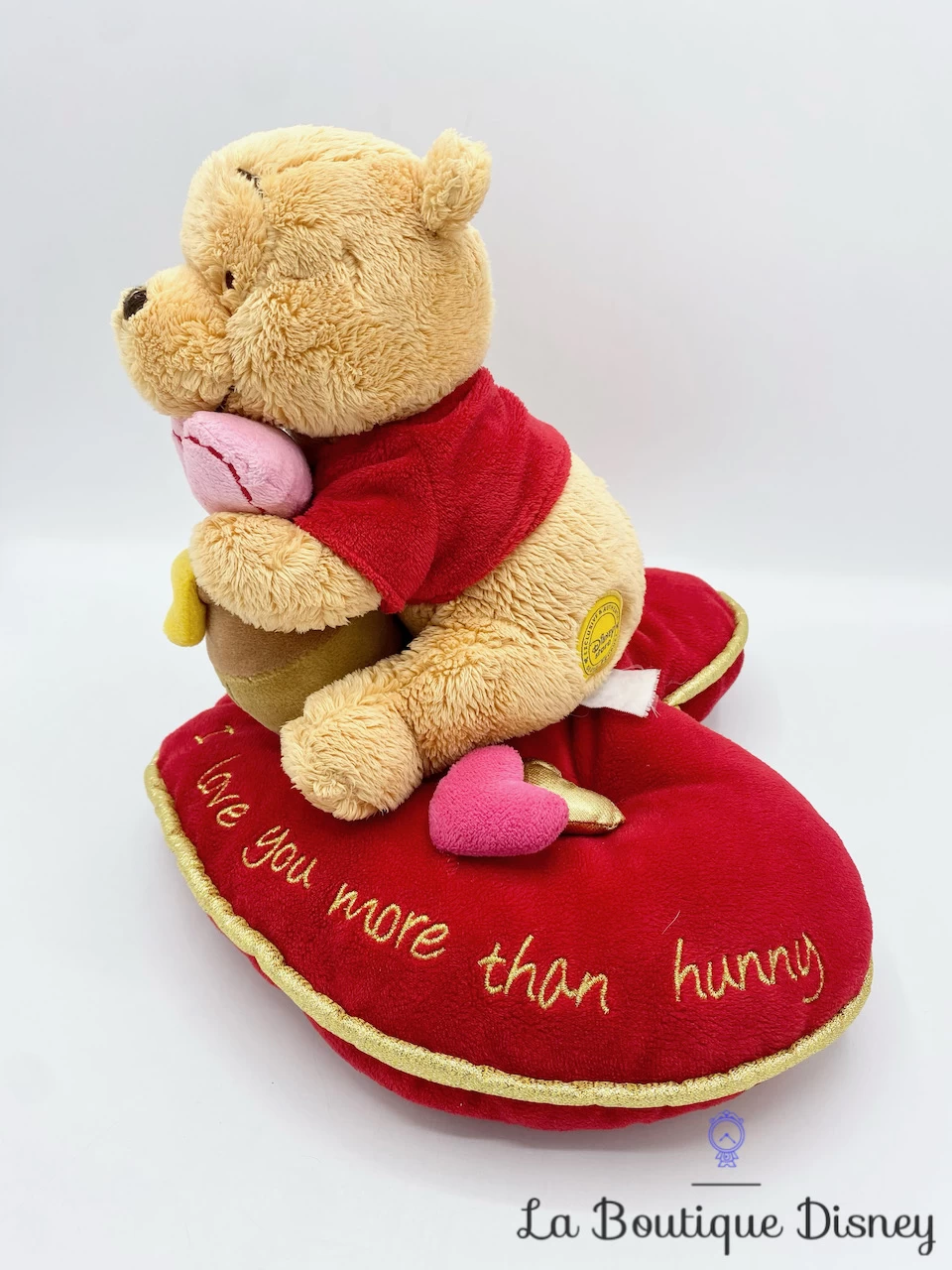 Peluche Winnie Ourson Coeur Rouge Disney Store I Love You More Than Hunny 24 Cm 5 Peluche Winnie Ourson Coeur Rouge Disney Store I Love You More Than Hunny 24 Cm – Image 3