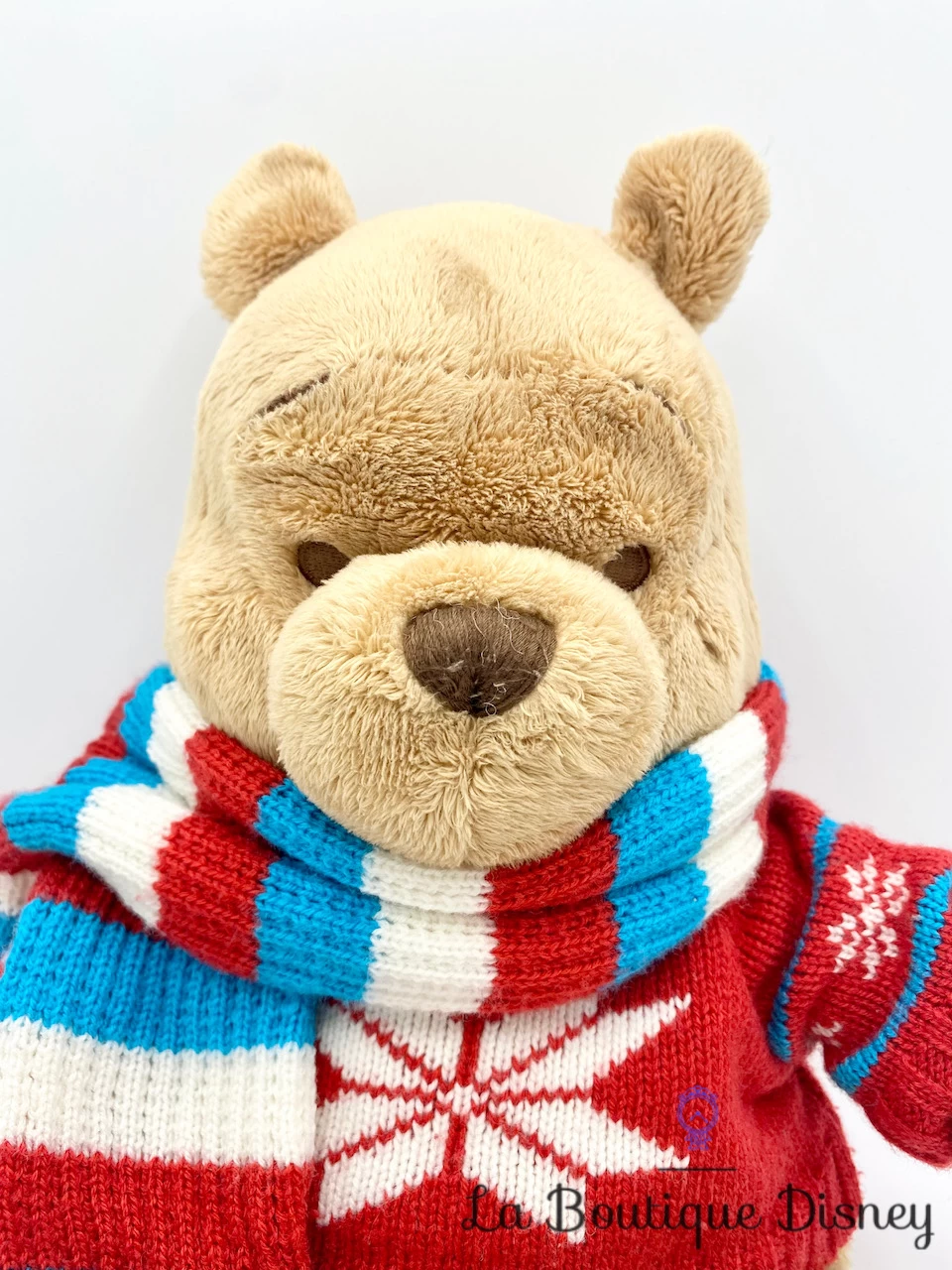 Peluche Winnie L’ourson Noël Disney Store 2008 écharpe Pull Hiver 4 Peluche Winnie L’ourson Noël Disney Store 2008 écharpe Pull Hiver – Image 2