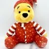 Peluche Winnie L’ourson Noël Disney Store 2021 ShopDisney Pyjama Rouge -Poupées Soldes peluche winnie ourson disney store 2021 shopdisney noel pyjama 1