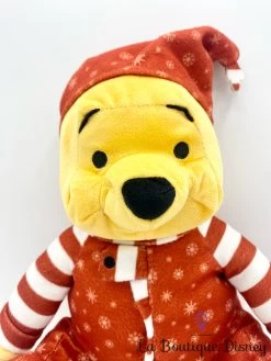 Peluche Winnie L’ourson Noël Disney Store 2021 ShopDisney Pyjama Rouge -Poupées Soldes peluche winnie ourson disney store 2021 shopdisney noel pyjama 4