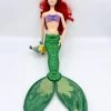 Poupée Chantante Ariel De Luxe Disney Store La Petite Sirène Polochon Queue Articulée 45 Cm -Poupées Soldes poupee chantante ariel de luxe 45 cm polochon part of your wold articulee queue 2016 4