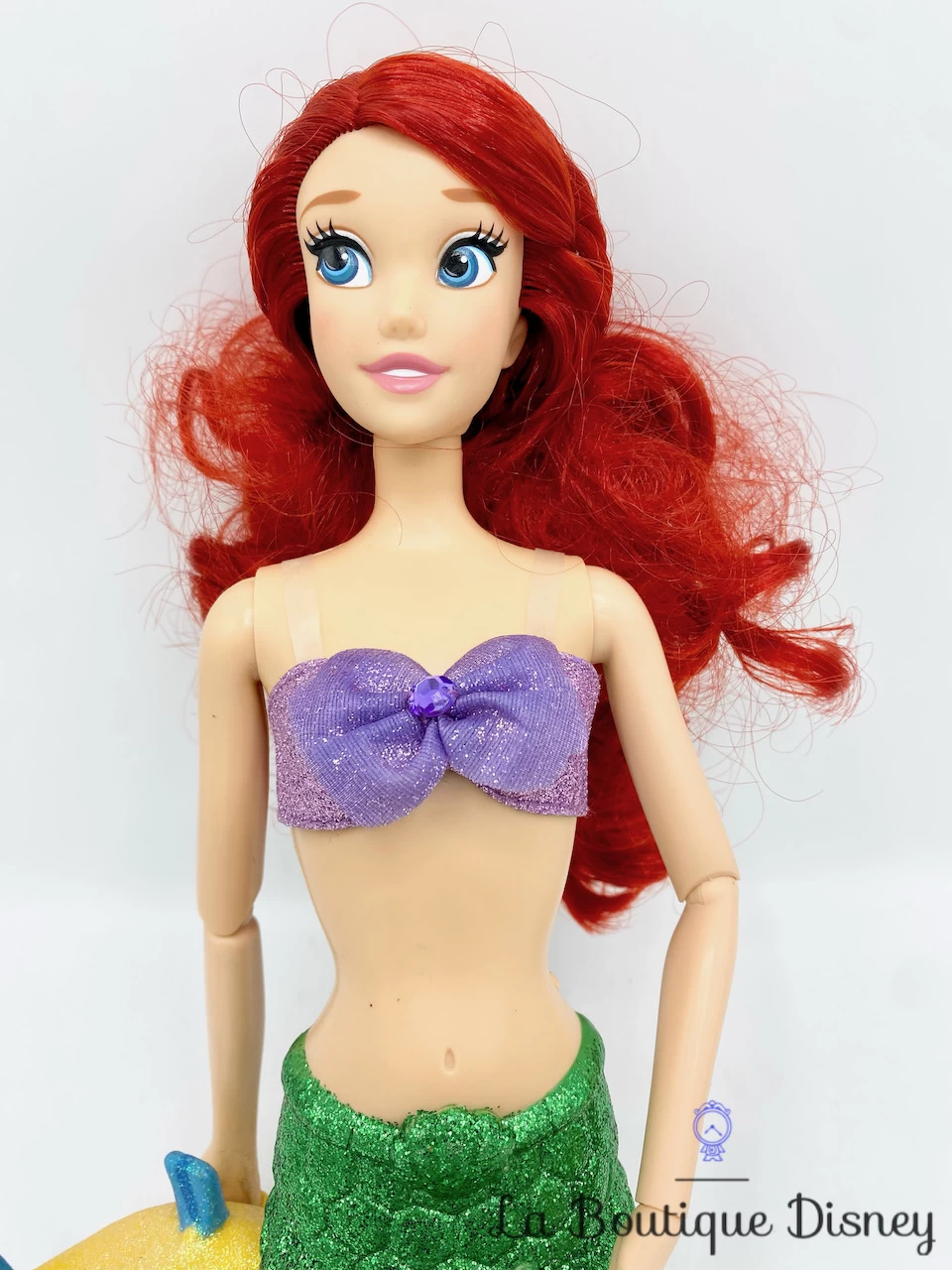 Poupée Chantante Ariel De Luxe Disney Store La Petite Sirène Polochon Queue Articulée 45 Cm 4 Poupée Chantante Ariel De Luxe Disney Store La Petite Sirène Polochon Queue Articulée 45 Cm – Image 2