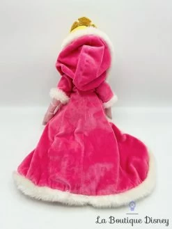 Poupée Chiffon Aurore La Belle Au Bois Dormant Hiver Disney Store 2008 Peluche Princesse Rose Manteau Cape 52 Cm -Poupées Soldes poupee chiffon aurore hiver cape disney store ecusson la belle au bois dormant peluche princesse manteau 6
