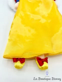 Poupée Chiffon Blanche Neige Hiver Disney Store 2019 Peluche Princesse Manteau Cape Rouge 48 Cm -Poupées Soldes poupee chiffon blanche neige cape hiver disney store 2019 peluche 45 cm 3