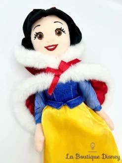 Poupée Chiffon Blanche Neige Hiver Disney Store 2019 Peluche Princesse Manteau Cape Rouge 48 Cm -Poupées Soldes poupee chiffon blanche neige cape hiver disney store 2019 peluche 45 cm 4