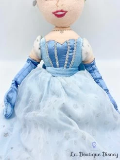 Poupée Chiffon Cendrillon Disney Store Exclusive Peluche Princesse Robe Bleu 55 Cm -Poupées Soldes poupee chiffon cendrillon disney store exclusive velours peluche ecusson 1