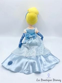 Poupée Chiffon Cendrillon Disney Store Exclusive Peluche Princesse Robe Bleu 55 Cm -Poupées Soldes poupee chiffon cendrillon disney store exclusive velours peluche ecusson 6