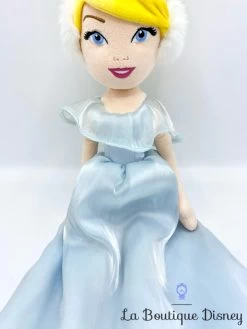 Poupée Chiffon Cendrillon Hiver Disney Store Peluche Princesse Cache Oreilles 53 Cm -Poupées Soldes poupee chiffon cendrillon hiver disney store princesse cache oreilles fourrure 5
