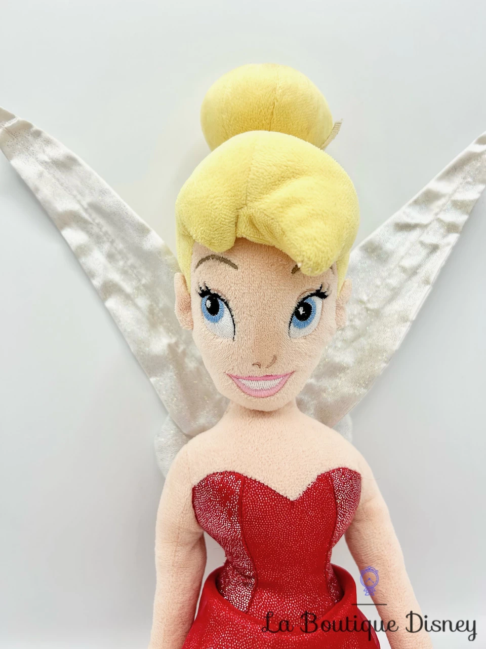 Poupée Chiffon Fée Clochette Noël Disney Store 2011 Peluche Peter Pan Robe Rouge 56 Cm 4 Poupée Chiffon Fée Clochette Noël Disney Store 2011 Peluche Peter Pan Robe Rouge 56 Cm – Image 2