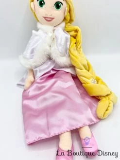 Poupée Chiffon Raiponce Hiver Disney Store Peluche Princesse Robe Rose Cape Blanche 50 Cm -Poupées Soldes poupee chiffon raiponce hiver disney store peluche princesse manteau cape 2