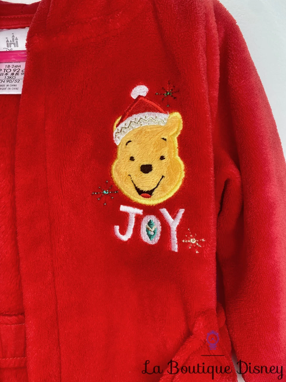 Robe De Chambre Winnie L'ourson Noël JOY Disney Store Taille 18-24 Mois Peignoir Rouge 5 Robe De Chambre Winnie L'ourson Noël JOY Disney Store Taille 18-24 Mois Peignoir Rouge – Image 3