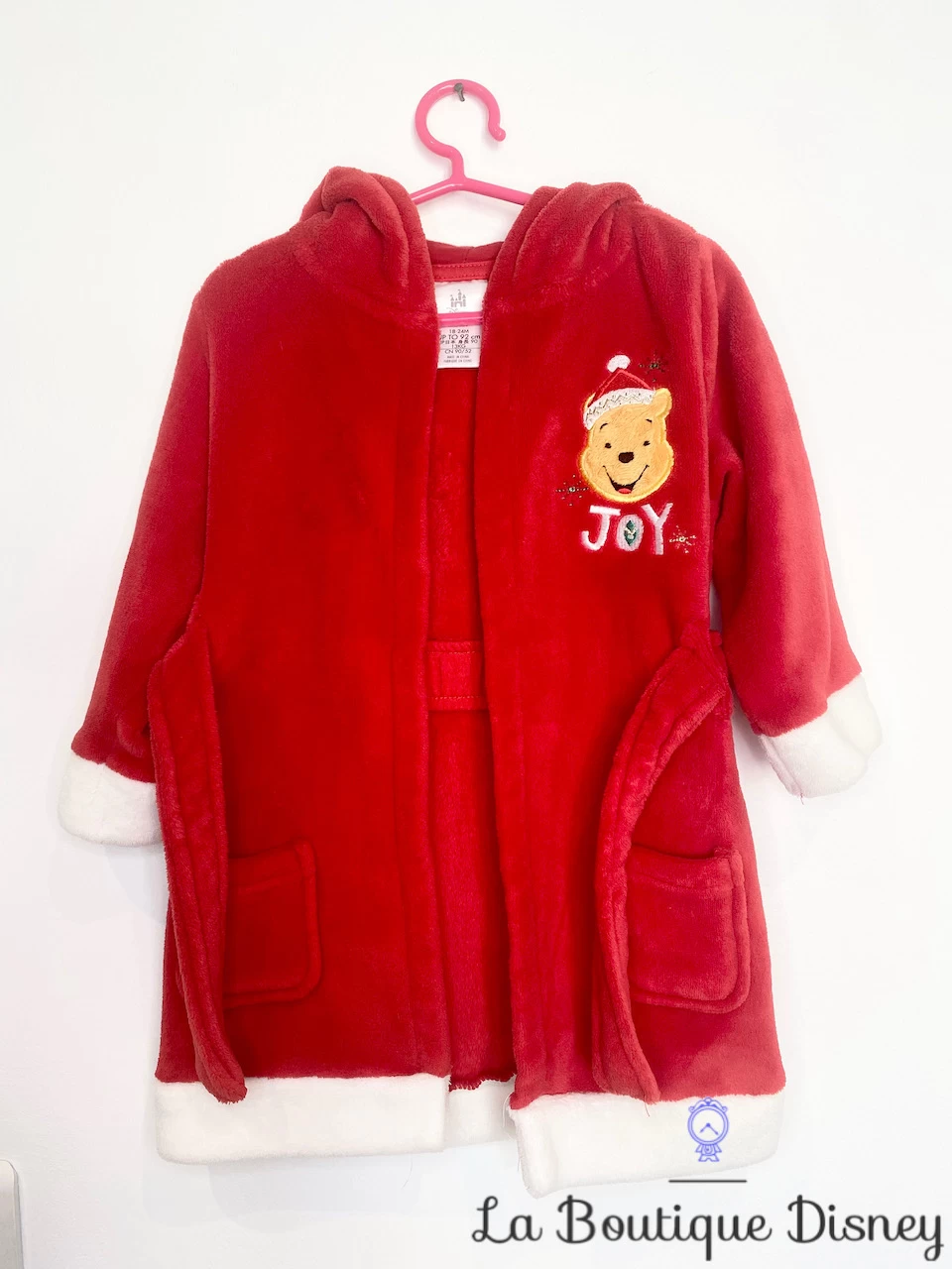 Robe De Chambre Winnie L'ourson Noël JOY Disney Store Taille 18-24 Mois Peignoir Rouge 4 Robe De Chambre Winnie L'ourson Noël JOY Disney Store Taille 18-24 Mois Peignoir Rouge – Image 2